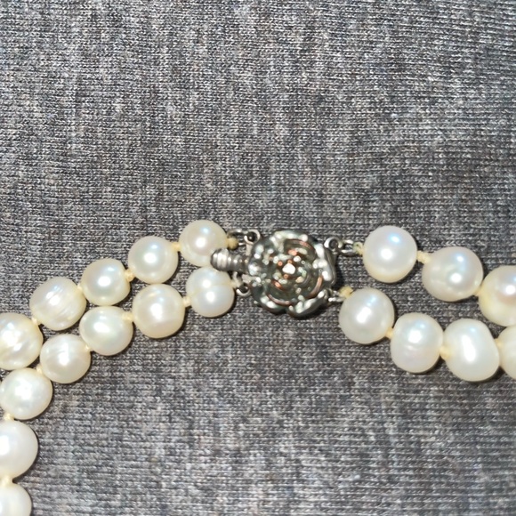 Two row fresh water Pearl necklace with rose clasp - Picture 3 of 3